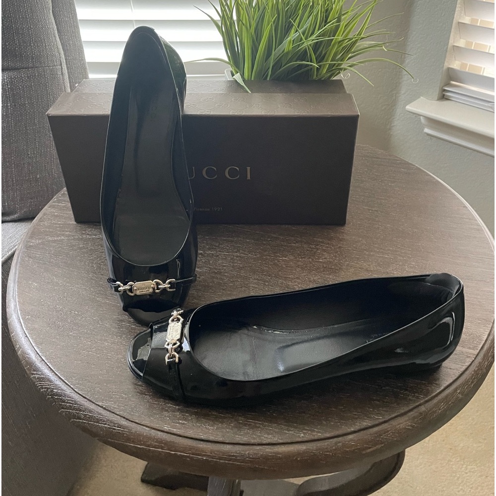 Gucci Vernice peep toe flat